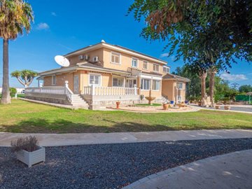 8093stunningreformedcountrysidevilla051024102