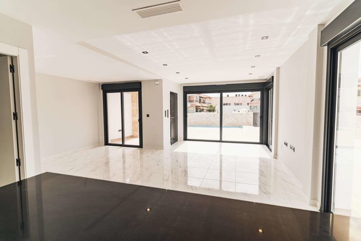 Image No.10-4 Bed Villa for sale