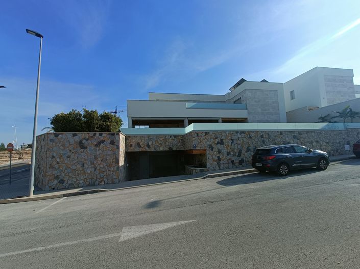 Image No.1-4 Bed Villa for sale