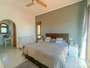 10319beautifulsemidetachedvillawithpool070425