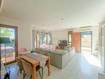 10319beautifulsemidetachedvillawithpool070425
