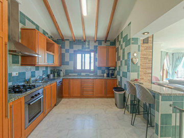 10319beautifulsemidetachedvillawithpool070425