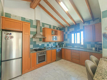 10319beautifulsemidetachedvillawithpool070425