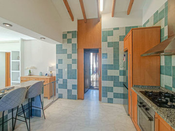 10319beautifulsemidetachedvillawithpool070425