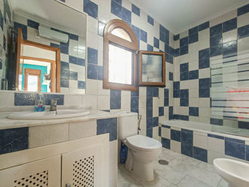 10319beautifulsemidetachedvillawithpool070425