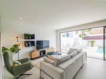 10341beautifulmodernvillawithheatedpool110425