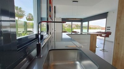 10670stunningfrontlinemodernvilla050625113604