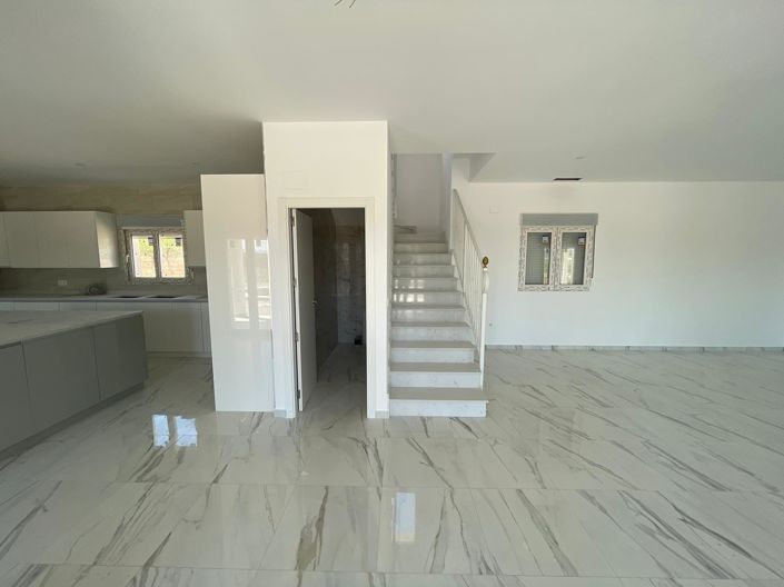 Image No.1-6 Bed Villa for sale