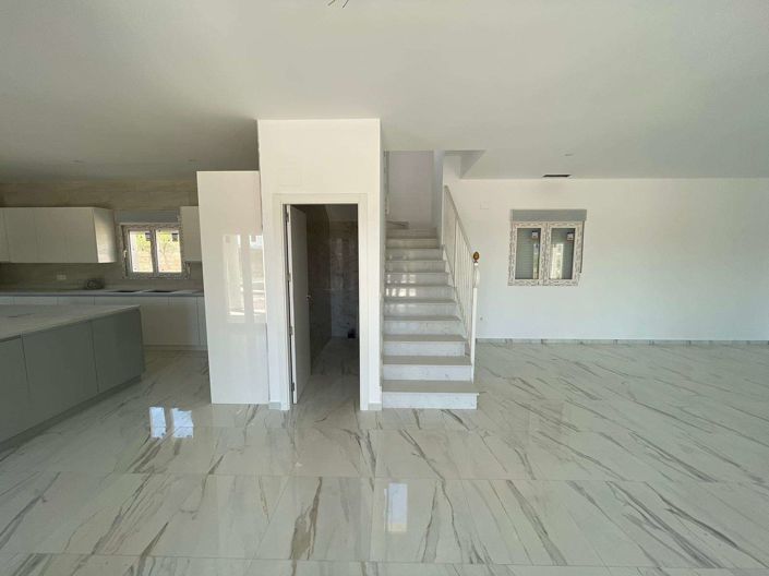 Image No.1-6 Bed Villa for sale