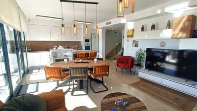 12852stunningdetachedvillawithheatedpoolandla