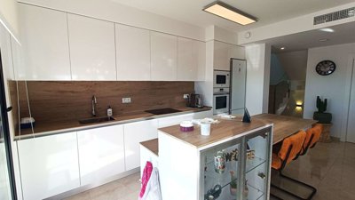 12852stunningdetachedvillawithheatedpoolandla