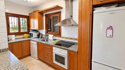 14644rare4bedroomsemidetachedvillawithlargega