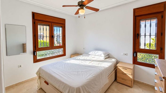Image No.15-4 Bed Semi-Detached for sale