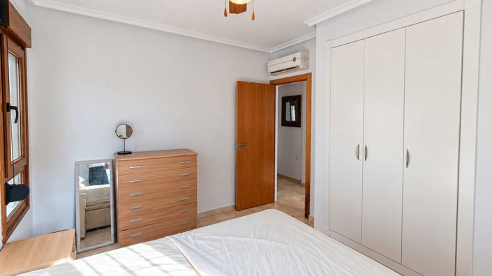 Image No.18-4 Bed Semi-Detached for sale