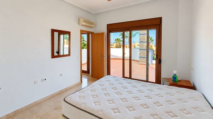 Image No.28-4 Bed Semi-Detached for sale