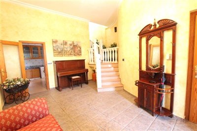 48061exceptionallyspacious5bedroomvillagehous