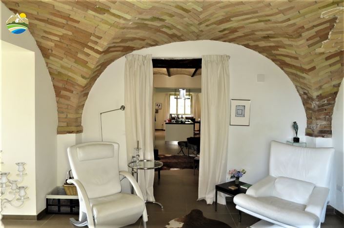 Image No.2-4 Bed Country House for sale