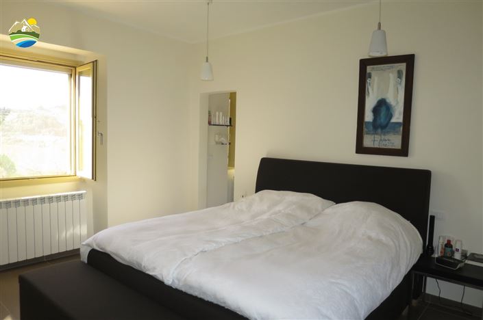 Image No.20-4 Bed Country House for sale