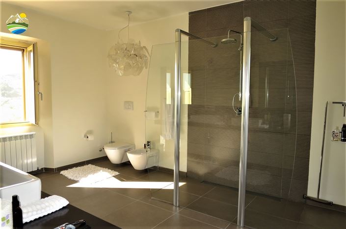 Image No.21-4 Bed Country House for sale