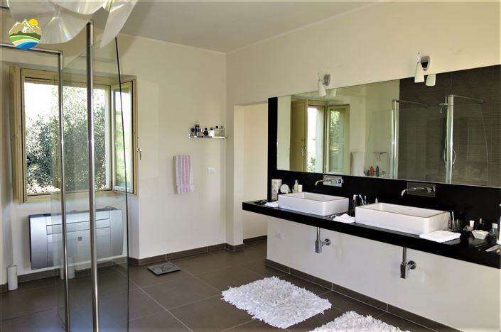 Image No.22-4 Bed Country House for sale