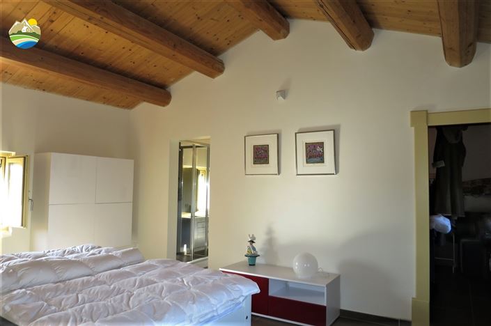 Image No.26-4 Bed Country House for sale