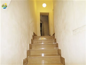 555700