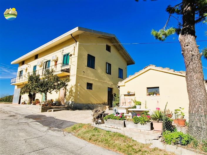 Image No.2-4 Bed Country House for sale