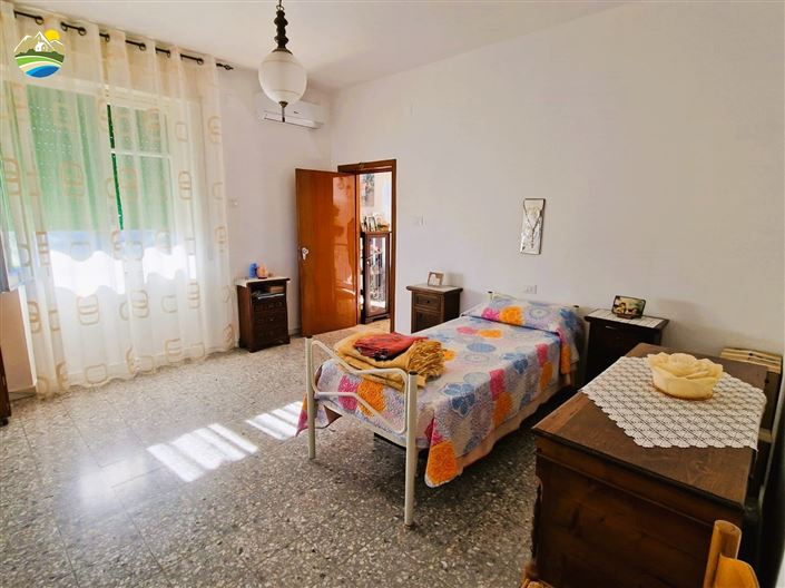 Image No.20-4 Bed Country House for sale