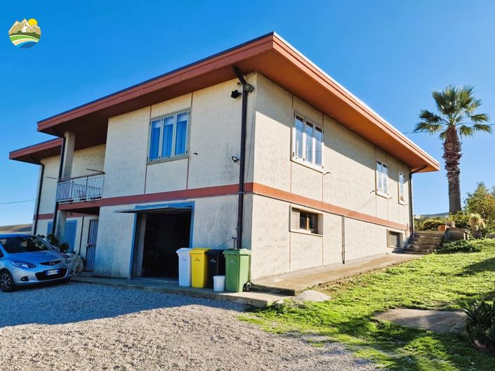 Image No.2-4 Bed Country House for sale