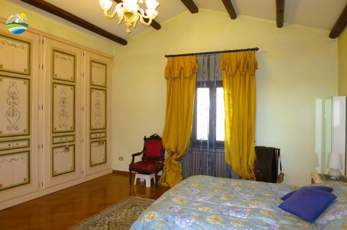 Image No.24-4 Bed Country House for sale