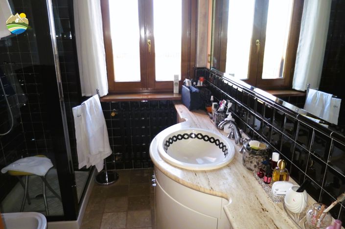 Image No.25-4 Bed Country House for sale