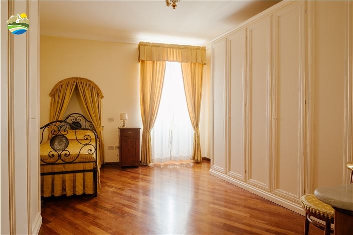 Image No.17-11 Bed Villa for sale