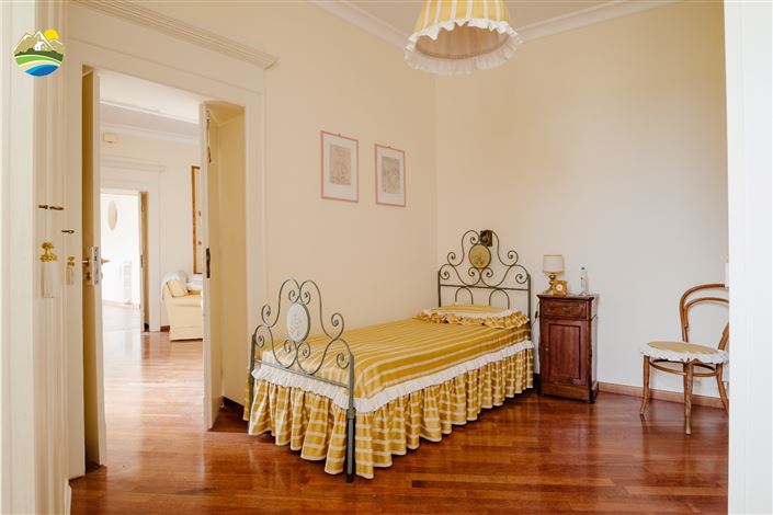 Image No.18-11 Bed Villa for sale