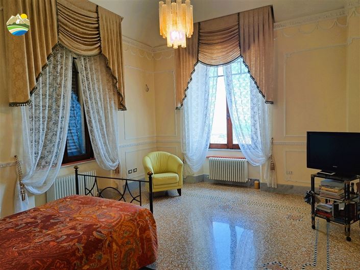 Image No.21-10 Bed Villa for sale