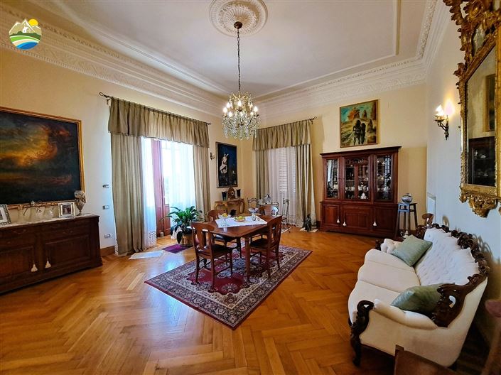 Image No.6-10 Bed Villa for sale