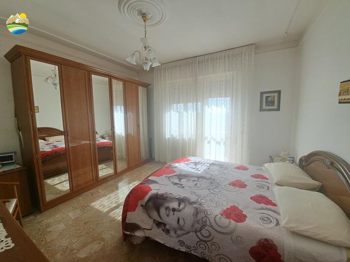 Image No.24-3 Bed Country House for sale