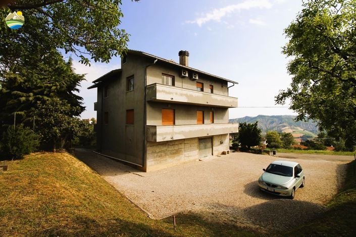 Image No.1-6 Bed Country House for sale