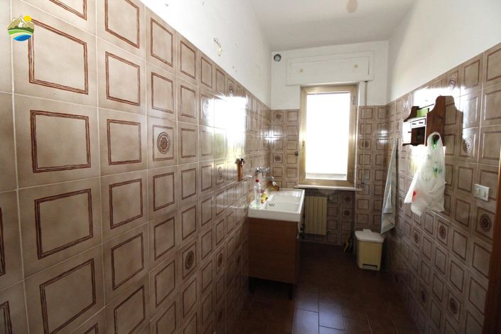 Image No.12-6 Bed Country House for sale