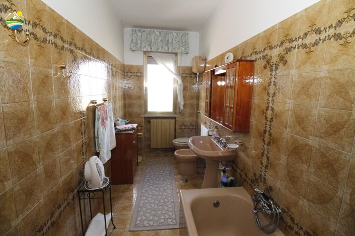 Image No.30-6 Bed Country House for sale