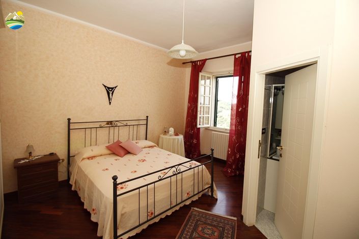 Image No.12-4 Bed Townhouse for sale