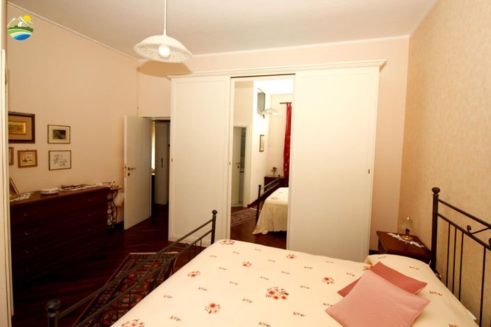 Image No.13-4 Bed Townhouse for sale