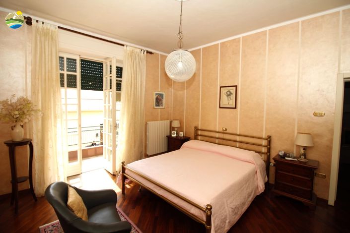 Image No.15-4 Bed Townhouse for sale