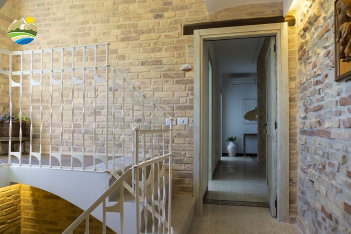 Image No.17-9 Bed Villa for sale