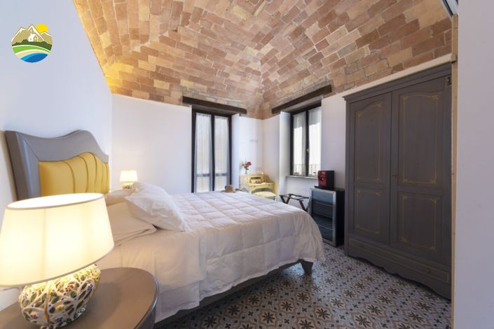 Image No.19-9 Bed Villa for sale