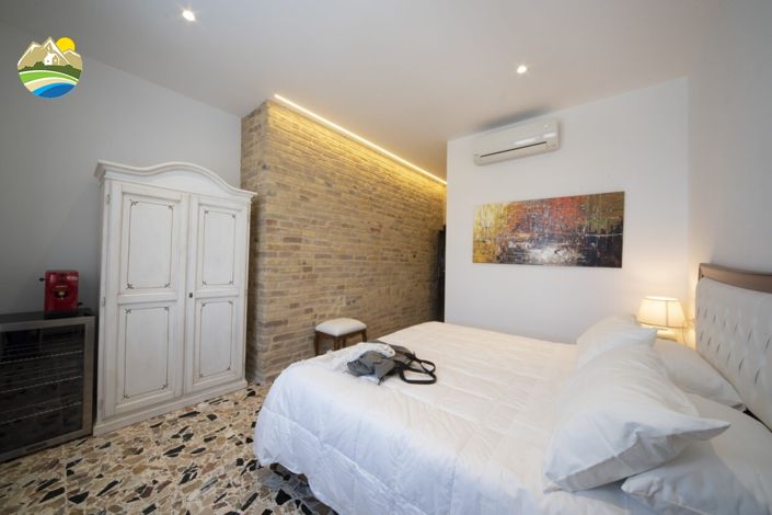 Image No.21-9 Bed Villa for sale