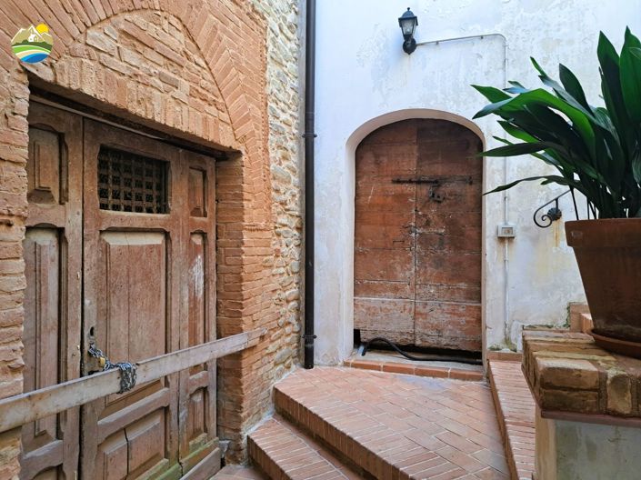 Image No.12-5 Bed Townhouse for sale