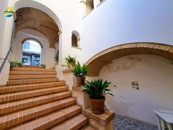 Image No.16-5 Bed Townhouse for sale