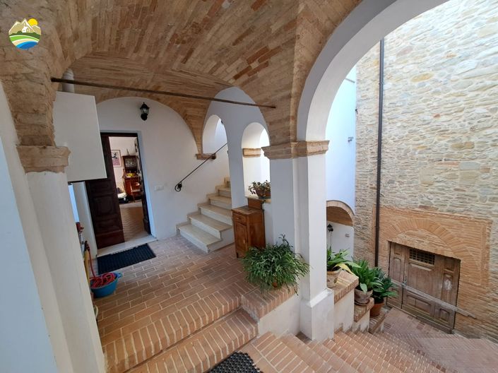 Image No.18-5 Bed Townhouse for sale