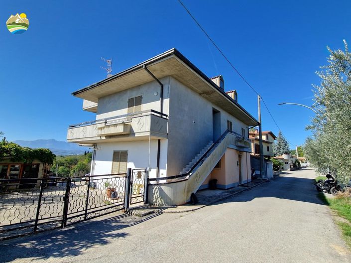 Image No.1-Maison de campagne de 4 chambres à vendre à Teramo