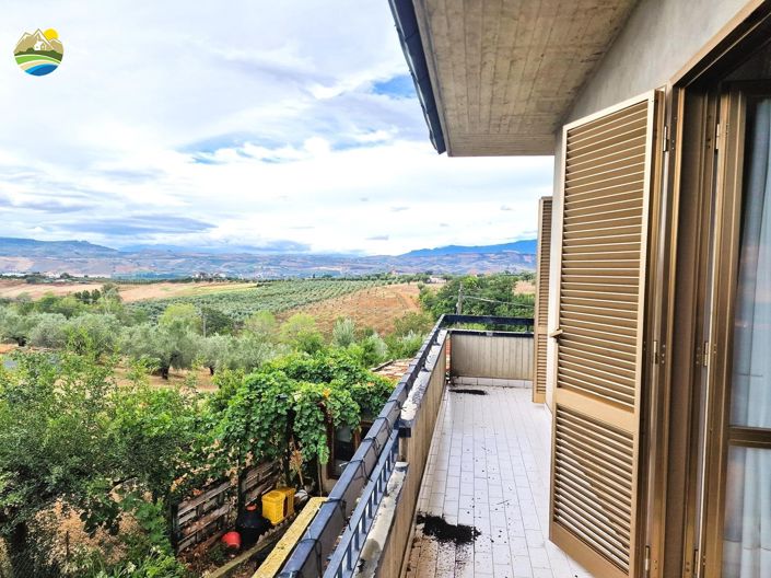 Image No.10-4 Bed Country House for sale